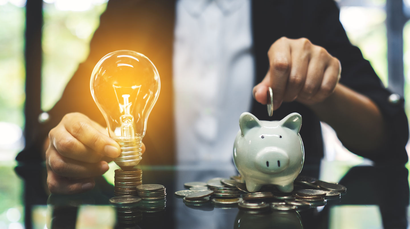 Responsable des achats d'une entreprise comparant plusieurs offres de fournisseurs d'énergie